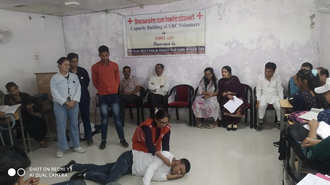 विद्यार्थियों को बताए आपात स्थिति से निपटने के तरीके जिला रेड क्रॉस सोसाईटी द्वारा अंब व चिंतपूर्णी कॉलेज में किया प्राथमिक चिकित्सा शिविर का आयोजन